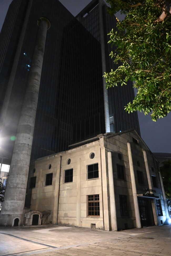 夜の松山文創園区も静寂でよいものです。<br /><br />昼はにぎわっているCAMA COFFEE ROASTERS（豆留文青）も静寂に包まれています。