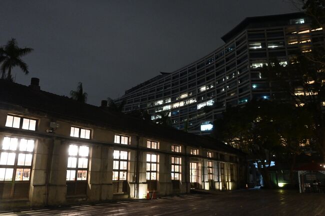 室内からの明かりに照らされる昔の建物。