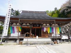 これが観音正寺の本堂です。寺は、推古天皇13年（605年）、聖徳太子が自ら刻んだ千手観音を祀ったのが始まりと伝わる西国三十三所第32番札所。桑實寺の歴史より古いことになるのですが、その辺りはどうでしょう。聖徳太子ゆかりの寺はたくさんあるし、天智天皇の勅願寺という桑實寺の由緒の方がかなり具体的なように思いますけどね。
