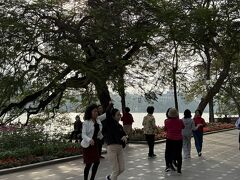 2日目は事前予約していたハロン湾ツアーに。
9時オペラハウス集合だったので散歩も兼ねてホテルから徒歩で移動(約20分)。

途中ホアンキエム湖の公園では裸で体操している人やフォークダンスしている人など、活動的なシニアが沢山いました。