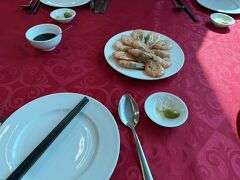 12時過ぎにクルーズ船に乗るとすぐに昼ごはん。
ハロン湾で取れた美味しいシーフードが沢山出てきました。

ちょっと謎だったのが料理が一通り出てきた終盤に白米が登場。おかずと一緒に食べたかった～。