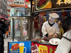 2024年2月撮影。ベクちゃんが行く前ですが、中華街に行った時の写真です。お昼時だったからか、あちこちに行列ができていて、北京ダックにも行列ができていました。