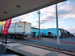 自転車を借ります。
特に決めていなかったのですが、目の前にあったレンタサイクル みよしで借りようとしたら予約でいっぱいとのことでした。
そこで向かいにあった青い建物が目立つレンタサイクル らんぶるで借りました。
らんぶるの方曰く、みよしは保有台数が少ないそうで、対してらんぶるは電動自転車の台数が30台以上と凄く充実しているそうです。
どっちも朝6時から開いているので着いてすぐ活動できるのが凄い。

自転車を１日分借りて、地図も頂きました。