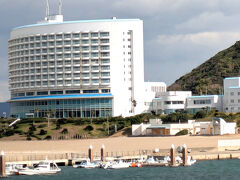 伊良湖岬に近づくと、大きな白い湾曲した建物が見えました。
伊良湖リゾート＆コンベンションホテル（HMIホテルグループ）