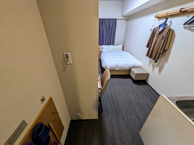 さてさて、角部屋でした。ドーミーインによく見られる外扉からの内扉という二重建具の間取りではない。ベッドルームへ、ストレートイン。