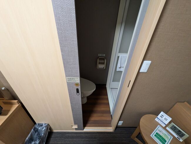 トイレとシャワールームがベッドサイドにありました。