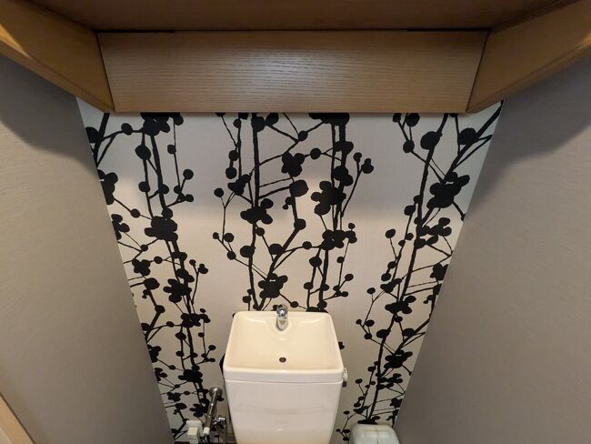トイレの壁紙が某アパホテルみたい。このセンスは好きじゃない。※個人の意見です。