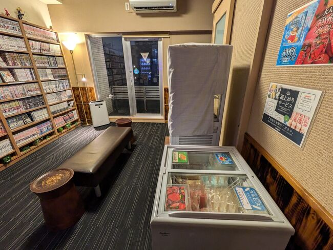 大浴場は空いていました。むしろ、1人2人しか見かけなくて、1人ぼっちのことも。福島から来ているというおじさまと、「何でこんなに空いているのかね」と言葉を交わすほど。みなさん、夜遅くまで秋葉原の雑踏を堪能しているのかな。<br />それでは、こちらの湯上がり処で、夜更かしアイテムをピックアップしましょう。