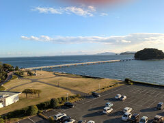 ★ホテル竹島★
三河湾にかかる竹島に続く橋が見えます。駐車場がとても広いです。