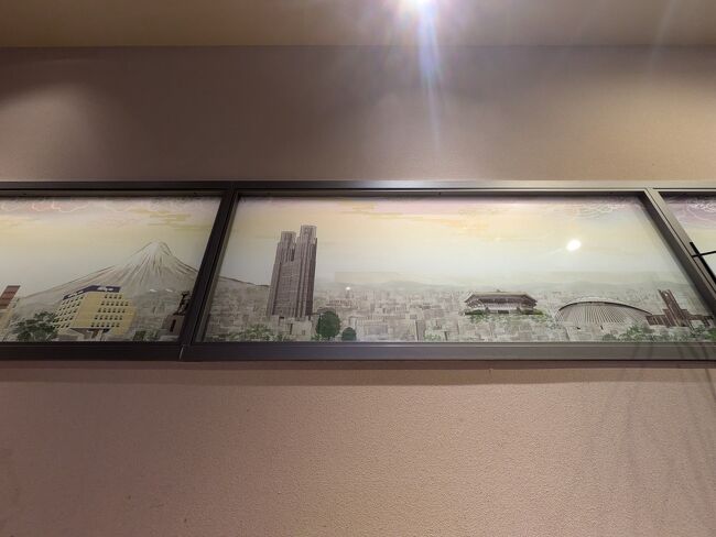 東京を描いた絵を見上げつつ、夜鳴きそばを啜るのでした。左からドーミーイン、富士山、ハチ公、都庁、武道館、東京ドーム、東大？東大って観光地なのね。※この旅日記の最後に実感することになります。