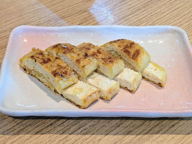 ホームタウンといえば栃尾の油揚げだね、と夫婦は即決して酒の肴としてオーダーするも、なんか違う。もっとダイナミックさを栃尾の油揚げには求めたい。