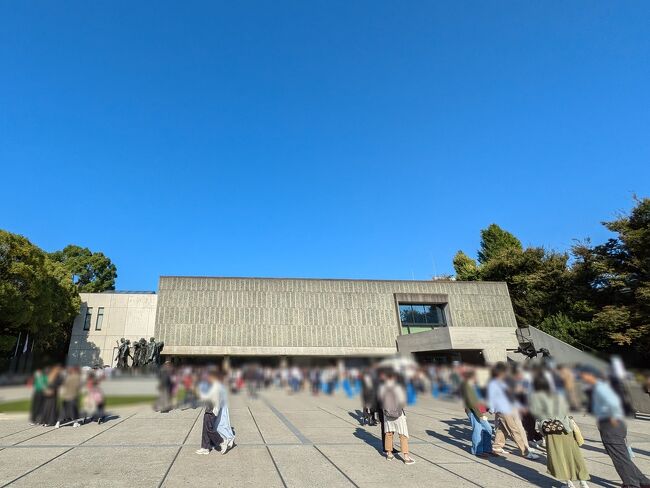 今日は文化の日なので、無料で公開されているミュージアムがあります。その1つ、国立西洋美術館へ。世界に点在するル・コルビュジエの建築作品の1つとして、世界遺産である。そういった散らばり遺産ありなのね。