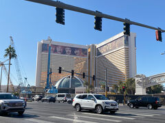 ほぼ手ぶら状態で出て来ているので、いったんホテルへ戻ります。

写真は、2024年７月に営業終了したミラージュホテル。