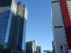 東銀座駅を出て晴海通りを南東方向へ。目の前に聳えるのは「東劇ビル」（右側）と「築地松竹ビル」（左側）。