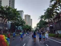 こんな風にカラカウア通りのど真ん中を走れる、いや歩けるなんてマラソンならではですね。