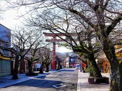 色々行きたいので早めにチェックアウト

最初に向かったのは
祐徳稲荷神社

日本三大稲荷なのかな？
九州では太宰府天満宮の次に参拝者多いそうです

遠い方の駐車場に停めて歩きます
桜の季節はきれいなんでしょうね～

