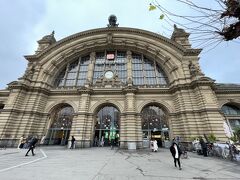 朝のフランクフルト中央駅、ドイツ一治安が悪いと言われる地区です。世界各地を旅して来て、治安が悪いと言われる地区は路面が吸い殻のポイ捨てやガムのこびりつき等で汚いと思っています。ここも例外なくそうでした。
構内にある券売機で空港まで乗れる電車一日券を購入しました。