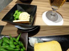 今晩は近くの個室居酒屋で夕食を頂きます。

ビールや日本酒、お通しが出てきます。

枝豆にこの店自慢のだし巻き卵。