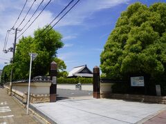 崇禅寺は、天平年間(729-748年)に創建された法相宗の古刹。室町時代、嘉吉元年（1441年）の嘉吉の乱で6代将軍足利義教を殺した赤松満祐が義教の首をこの寺へ葬るのですが、その後、摂津守護細川持賢が義教を弔うとともに細川家菩提寺として再興。曹洞宗の寺となりました。
