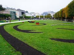 庭園は芝生と花のアート。
土の部分にこれからお花が植えられていくみたいです。