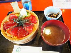 その後すぐに
間違えて違う席に運んでしまって…遅くなってすみません。
という言葉と共にお料理が到着ー。
そして、やっぱりあの時…と思いました。笑

という事で
こちらが楽しみにしていた、てこね寿司です。
漬けのお刺身は大きくて食べ応えがあり、もちろん生臭さなんて全くなし！
酢飯もしっかりと味がついていてすごく美味しくて、かなり気に入りました。
お寿司好きの王子も美味しい！と食べ始めたものの、冷たいご飯に途中で体が冷えてしまったようで、寒い寒いと言い出し、結局残してしまいました。
大盛にすればよかった！と言っている人（旦那）が残った分を平らげました。