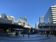 有楽町駅に来ました。
駅近くのパチンコ屋では、開店前に200人以上の人が開店待ちで列をなしていました。