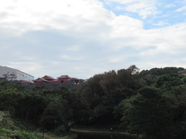 あの白い建物なんだろう。