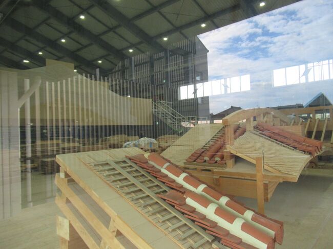 工事の進捗具合がガラス越しに見られます。