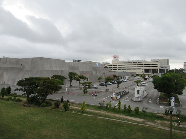 沖縄県立美術館と博物館は、同じ建物に入っています。<br />実は、疲れてぼーっとして、「県立美術館前」バス停の二つくらい前から、意識が途切れています。<br />そこまでずっと「あと○つ、あと○つ…」と数えていたのに！！<br />その次のバス停で意識を取り戻し、なんとか降りました。