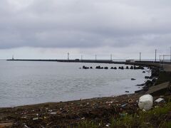 三国港駅に到着。三国は、前回来たのが2012年11月。その時初めて北前船で栄えた街ということを知りいい印象が残っていましたが、次に来る機会が三国祭になるとは思いませんでしたね。
三国港突堤は、三国港駅から三国市街の中心部と反対側にしばらく歩いた先。三国温泉ゆあぽ～との隣りみたいなところ。明治初期にオランダ人技師エッセルが設計した日本初の西洋式捨石防波堤で、熊本の三角港、宮城の野蒜築港と並んで明治三大築港といわれるよう。ただ、工事中か何かでこの日は近づけず。遠くから眺めるだけではそのすごさはあんまりよく分かりませんでした。