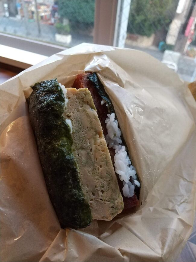 アーサ入りのにしました。<br />たまごのボリュームがすごかったです。<br />これ一つでお腹いっぱいになりました。<br />やっぱりポーク卵おにぎりは、あったかいうちに食べるのが一番です。