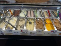 もう一軒のカルナは、旧森田銀行のはす向かいにあるジェラート屋さん。観光地にジェラート屋さんって、よくあるパターンなんですが、