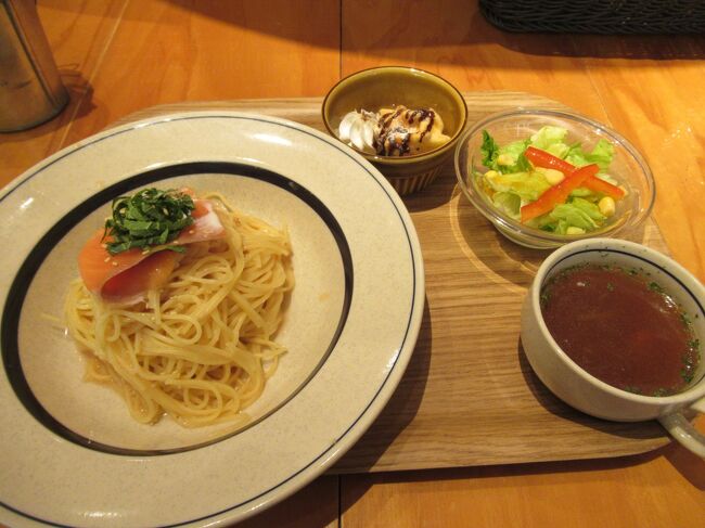 それならゆっくりお昼を食べよう、という気持ちになり、すぐ近くにあるサンエー那覇メインプレイスに行きました。<br />フードコートが激混みだったので、「ハンズカフェ」というお店に入りました。<br />これはランチセットの中にあったものです。<br />写真に写っていませんが、コーヒーは大きなカップにたっぷり入ったのがきました。<br />あまり観光客はおらず、地元の若者が多いのかな、という印象です。