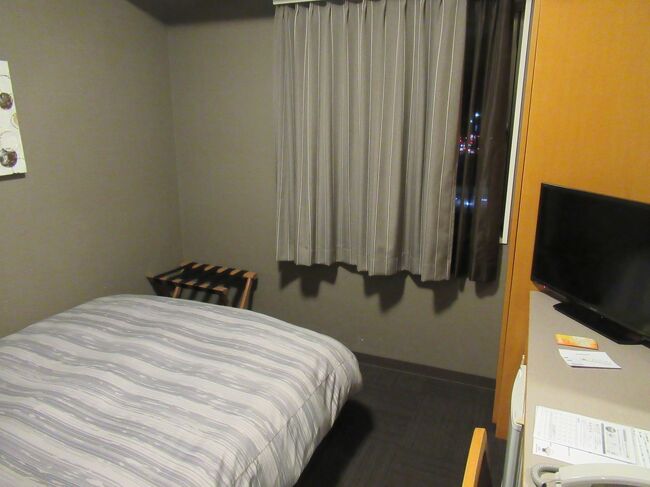 時間が飛びますが、荷物を引き取って一度空港に戻り、レンタカーを借りました。<br />途中でどこかで夕飯を食べてもいいなと思い、下道で行ったのですが、渋滞もあり、名護まで3時間くらいかかりました。<br />結局そのままルートイン名護にチェックインしました。<br />