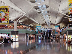 ＜11月2日（土）＞
セントレア出発フロア
今回は、前日11月1日（金）の仕事を終えてからJR快速エアポートで新千歳空港へ移動、ANAの最終便でセントレアまで飛んで、東横INN中部国際空港2へ宿泊した。
翌11月2日は早めに起床、出発3時間前の7時半頃までにはチェックインカウンターに着くようにホテルを出発した。早朝なのでセントレアの出発フロアはまだ空いている。