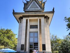 まずはキリングフィールドへ