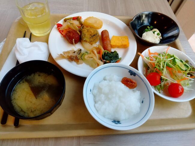 朝食。<br />おかゆがあるときは、割とおかゆにします。<br />揚げ物がちょっと重いので…。<br />でも食べておきます。<br />このあとフルーツもいただきました。<br />ロビーのコーヒーがドトールで、おいしかったです。