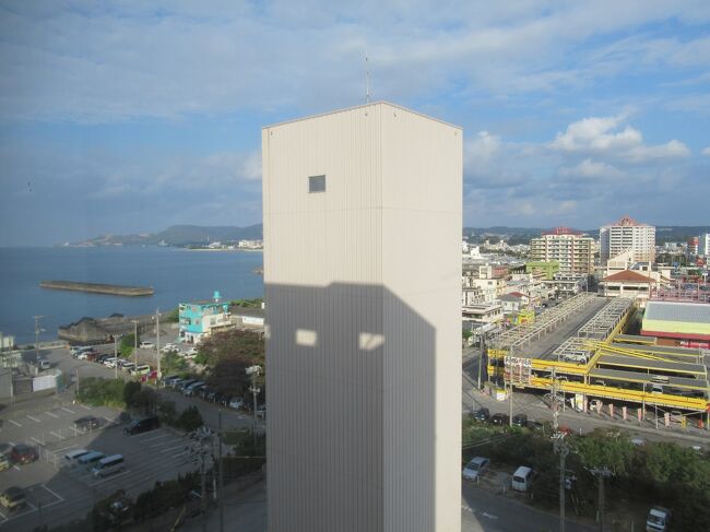 カーテンを開けると海が見えました。<br />朝、散歩に行こうかとも思いましたが、風が強いのでやめました。