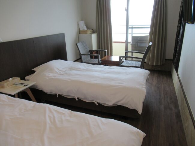 その後、ホテルオーシャンズ今帰仁にチェックインしました。<br />行くまでの道が、本当に海沿いで、異世界に入っていくかのようでした。<br />夕飯を頂き、潮鳴りを聞きながら、寝ました。