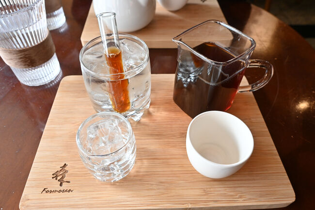 待ちに待った阿里山コーヒーがでてきました。<br /><br />ホットを頼みましたが、一杯分だけ試験管に入ったアイスコーヒーがでてきて、こちらを先に飲む形でした。<br /><br />最後に甘い感じが残るとてもおいしいコーヒーでした。<br /><br />Bacha Coffeeと阿里山コーヒーという今回の旅で楽しみにしていたコーヒーは２つとも楽しむことができました。