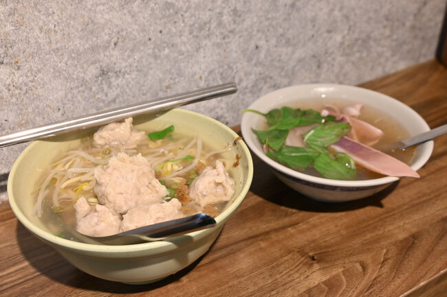 心中山線形公園を歩き、TAIWANESE CUISINEと書かれた新しめのお店に入りました。<br /><br />イカのあんかけスープと肉つみれのあんかけスープを頂きました。