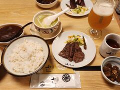 晩御飯はホテルから徒歩10分くらいにあった「利久」へ。
楽しみにしてた牛タン。
定食スタイルは意外でしたがビールと麦とろ追加して美味しく頂きました。