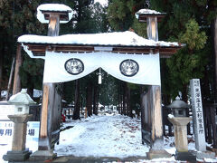 米沢市中心街に戻って、
上杉家廟所へ。
当初、上杉神社に行く予定でしたが、
中心部もこの雪なら、素敵な景色が見れるのでは？
と思い、急遽行き先に追加して、
路線バスを途中下車してみました。