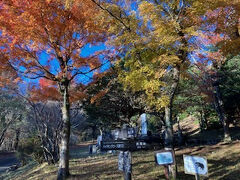 長尾峠入口から熊鈴を用意して峠道に入ります。