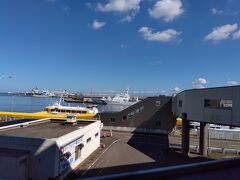 ジェットフォイルが停泊していました。