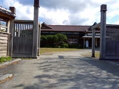 佐渡版画村美術館。
ここも入らず、この前で説明を受けました。