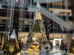 グランフロント大阪北館1階ナレッジプラザのクリスタルキラキラツリーです