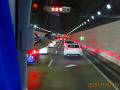トンネル内でも相変わらず渋滞は続きます。