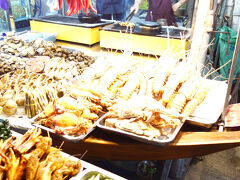 ローカルマーケットで活気を楽しむ