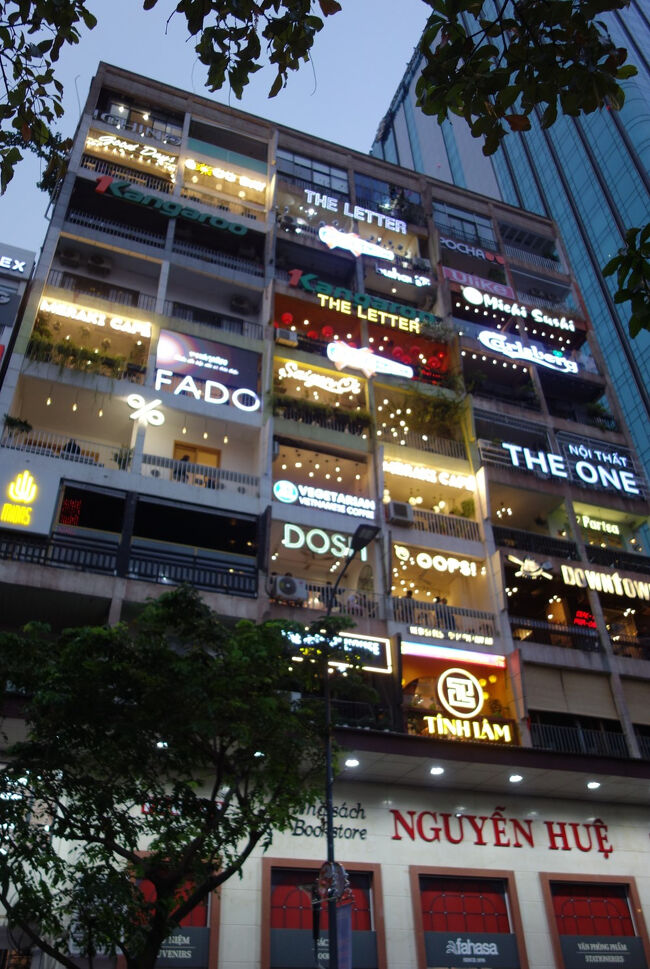 カフェ アパートメント（Cafe Apartment）は様々なカフェが軒を連ねるもはやフエ通りのインスタスポットです。